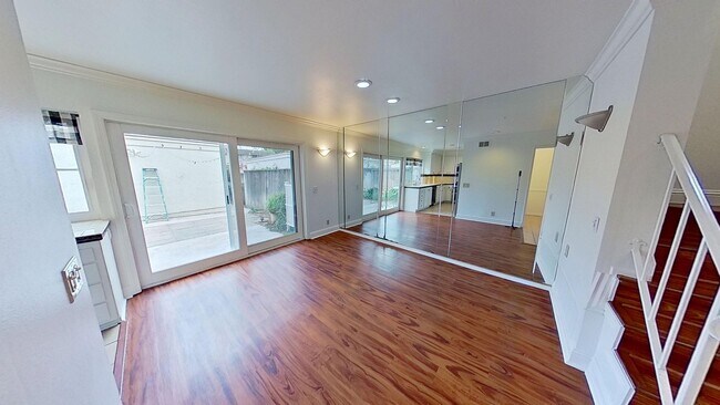 Foto del edificio - 5252 Charing Cross Rd