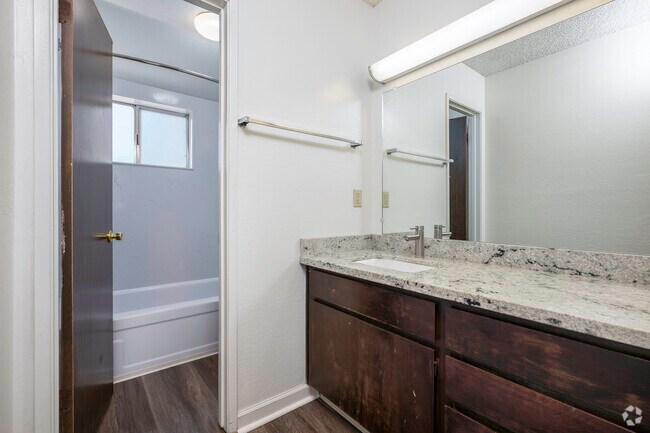 2HAB, 1BA - 1050 ft² - Baño - Alvarado Parkside Apartments