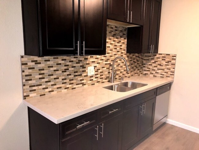 Building Photo - NEWLY RENOVATED 2 BED, 1 BATH, 900 SQ FT