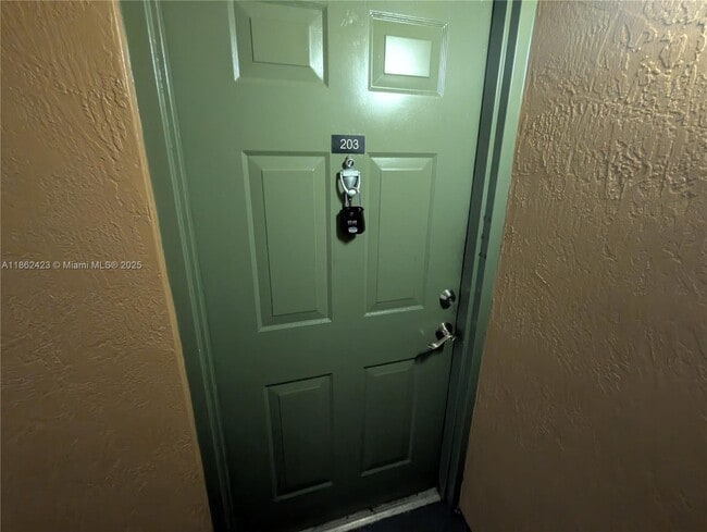 Building Photo - 8070 N Nob Hill Rd