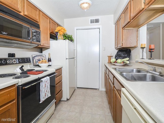 Building Photo - 1 br, 1 bath Apartment - 16540 Henderson Pass