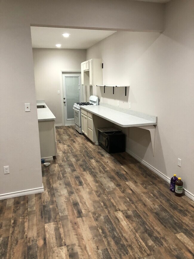 Cocina de galera - 5313 Sam Calloway DR.