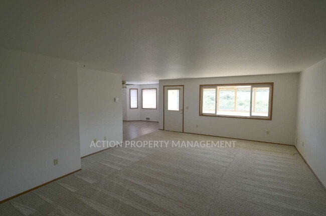 Building Photo - 3 bed 2 bath, 2 car garage in Sequim