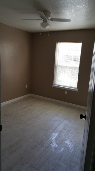 Building Photo - 943 Valley Rd