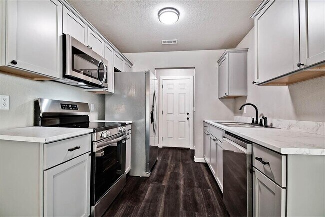 Building Photo - 2411 SW Choctaw St