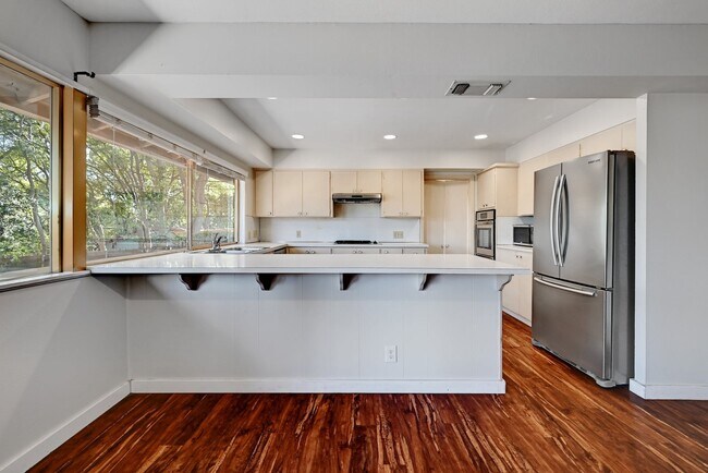 Building Photo - 2300 Vanderbilt Cir