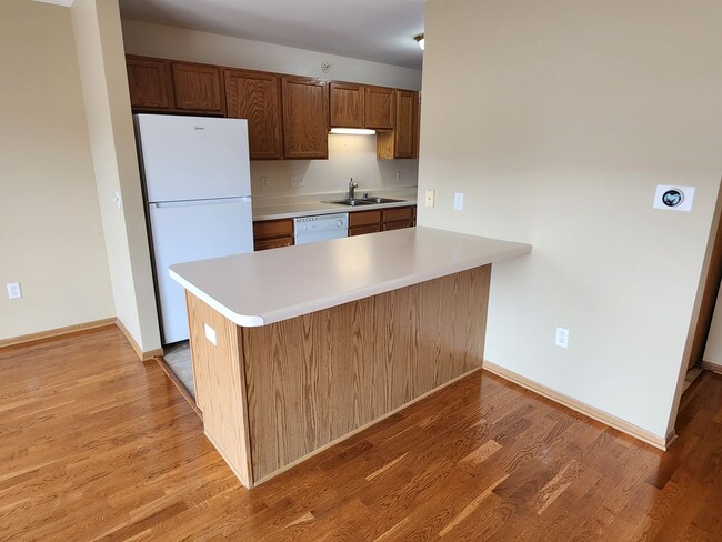 Building Photo - 2 bed 2 bath Kenosha condo