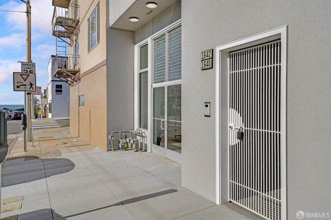 Building Photo - 1642 Taraval St