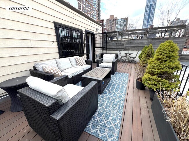 Building Photo - 38 W 69th St