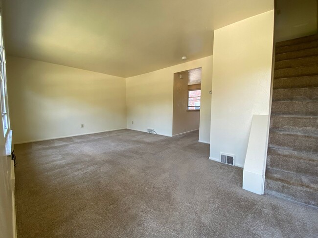 Building Photo - Magnificent 3 Bedroom Townhome with Garage...