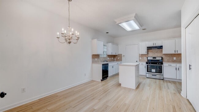 Building Photo - 827 Forest Ivy Ln