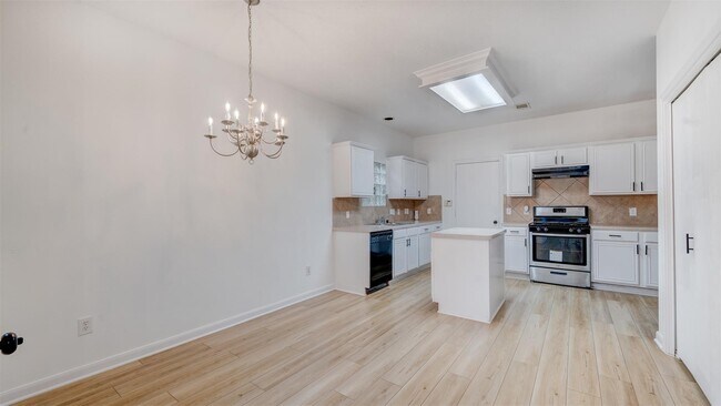 Foto del edificio - 827 Forest Ivy Ln