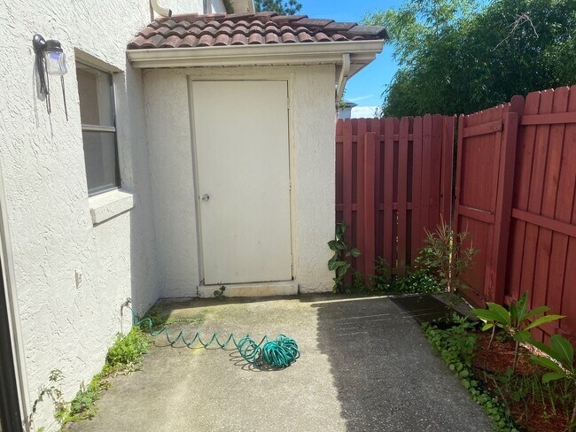 Foto del edificio - 1608 Long Ridge Ct