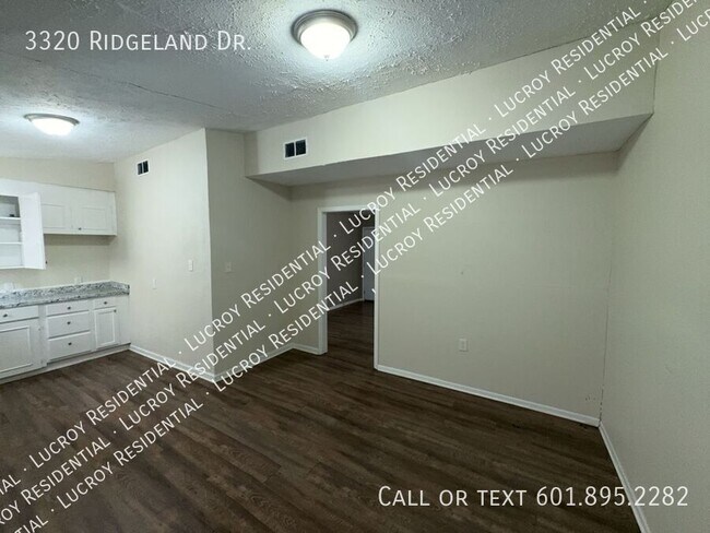 Foto del edificio - 3320 Ridgeland Dr