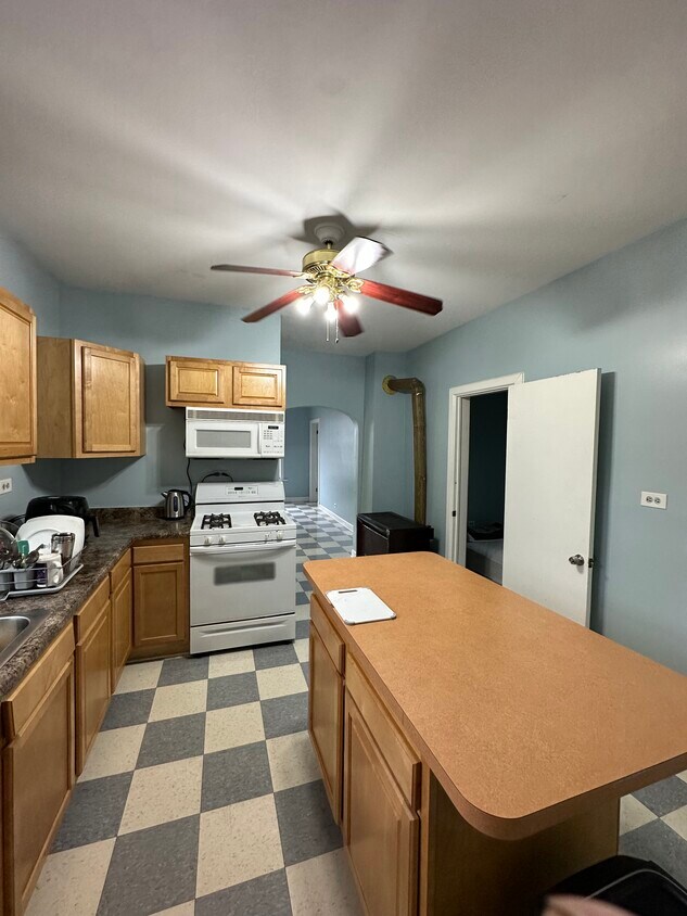 Foto principal - 2136 W 18th Pl