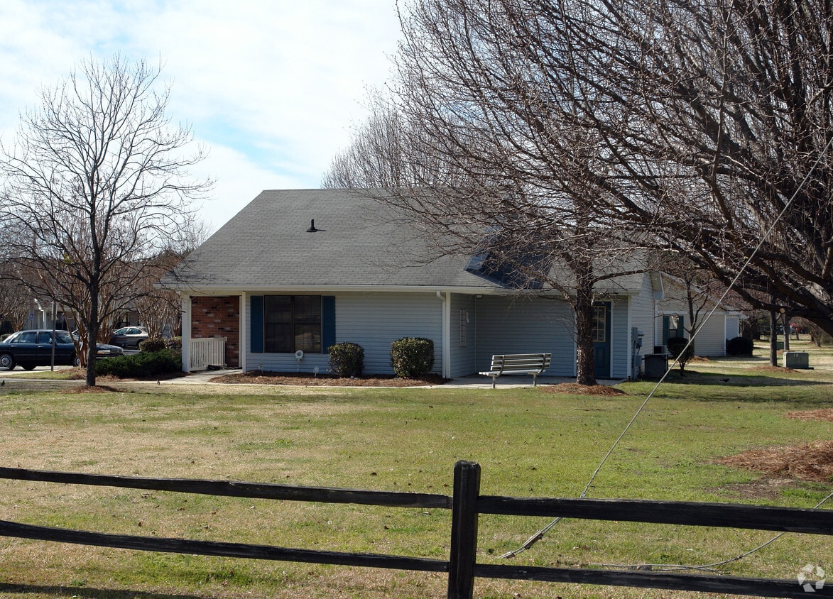 Building Photo - Oakwood Manor