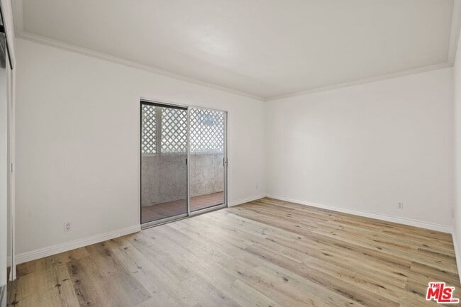 Building Photo - 1033 6th St