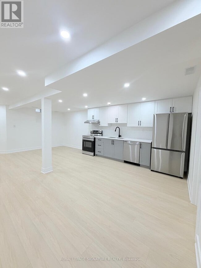 Building Photo - 16 Oak Knolls Crescent