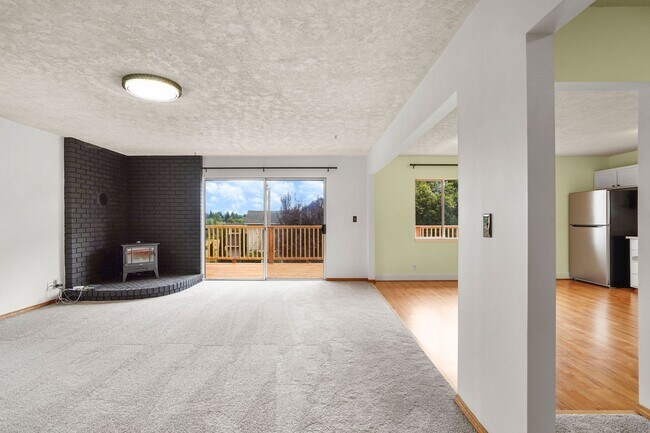 Building Photo - Wonderful 4 bedroom, 2 Bath on Oversized l...