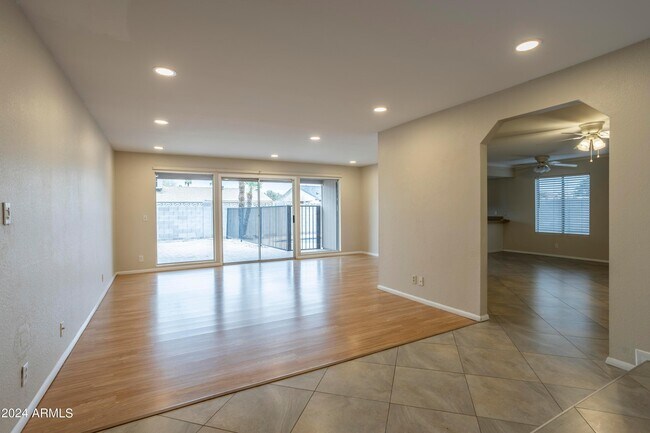 Building Photo - 302 W Shawnee Dr