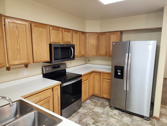 Building Photo - Large Briargate home with 4 bedrooms, 3 ba...
