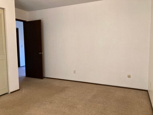 Building Photo - 2 br, 1 bath House - 841 NE Johnson St