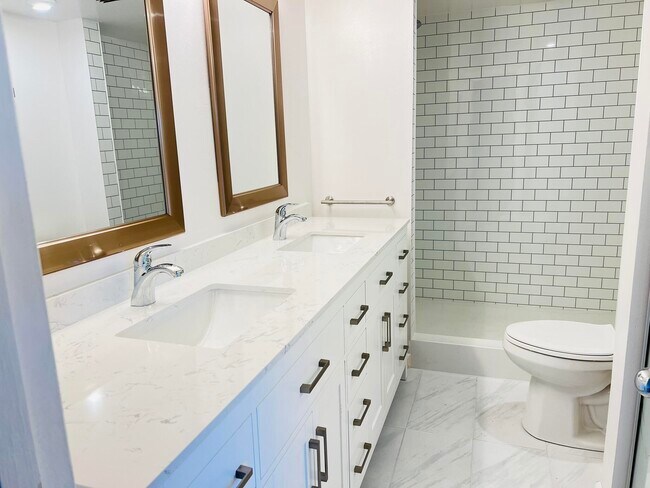 Foto del edificio - 4039 Palm Bay Cir