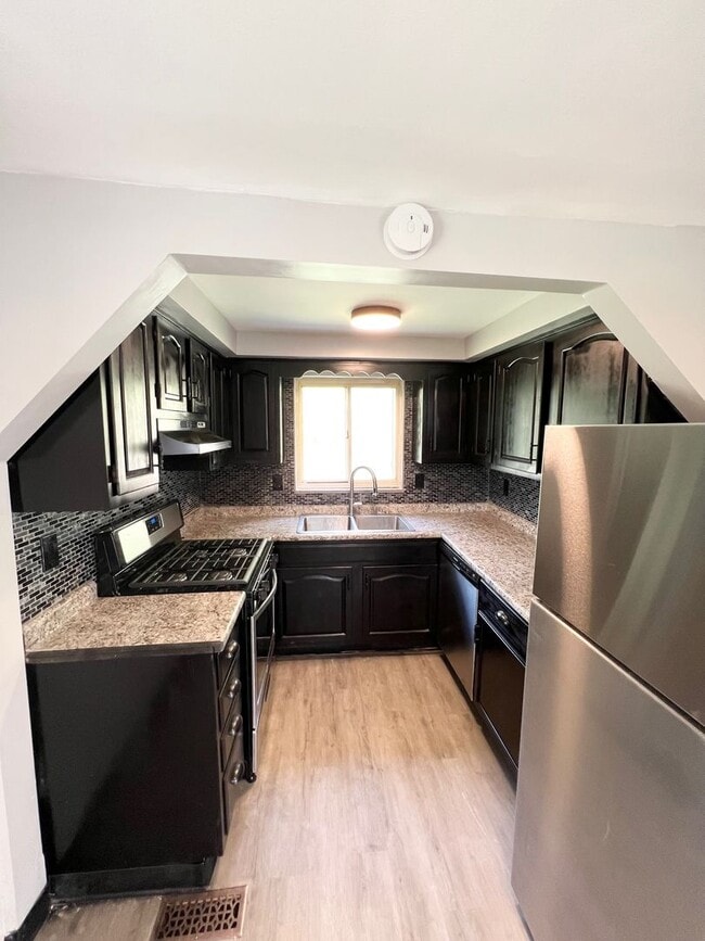 Building Photo - Updated 3 Bed, 1 Bath Ranch Home in Brentw...