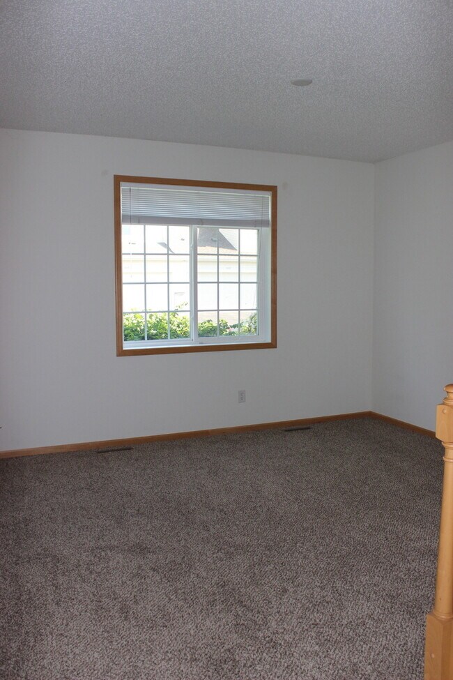 Building Photo - End Unit Town Home, Screened In Porch, 3 B...