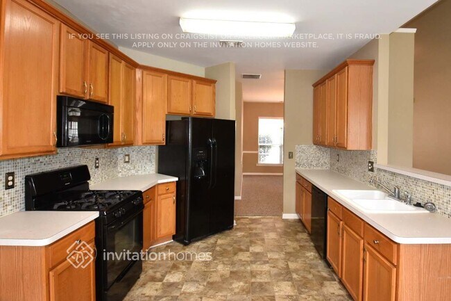 Foto del edificio - 2482 Lakebrooke Dr