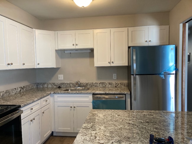 Building Photo - 5599 Thompson Rd