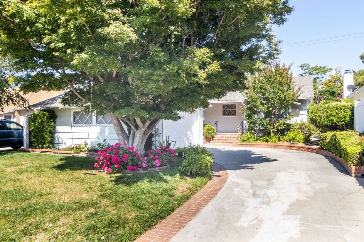 Primary Photo - Incredible remodeled south of the boulevar...