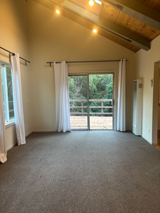 Foto del edificio - One Bedroom, Plus Loft, Forestville Home