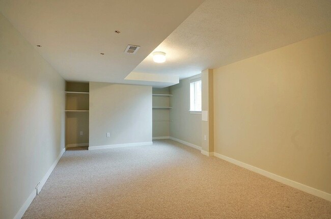 Building Photo - Remodeled Wedgewood Home!