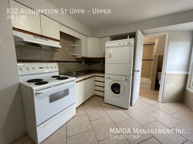 Building Photo - SPACIOUS 2 BED/1BATH UPPER UNIT! +  40 % HYDRO & WATER