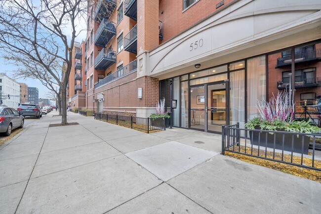 Foto del edificio - 550 W Fulton St