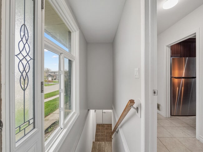 Building Photo - 19 Shoreland Cres