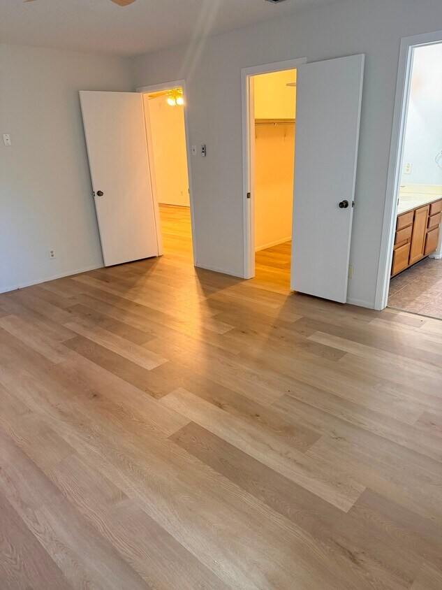 Building Photo - 8011 Sunshine Trail Dr
