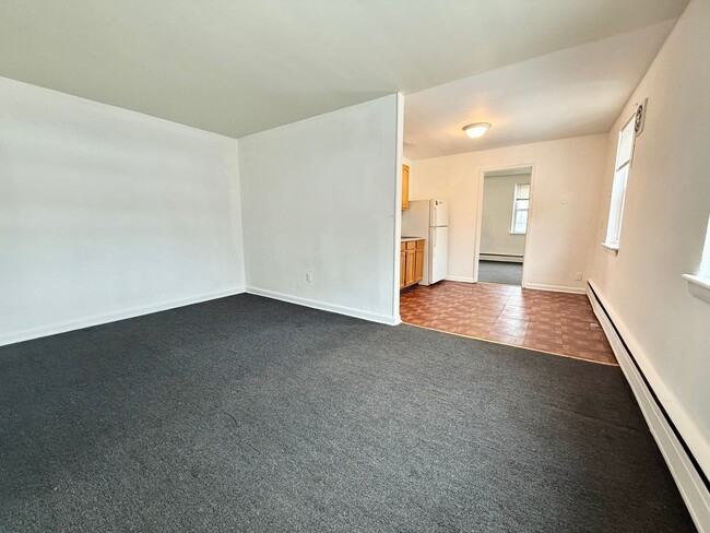 Building Photo - Spacious 1-Bedroom Apartment in a Quiet Ne...