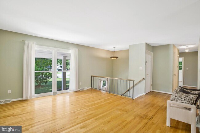 Building Photo - 46686 Thomas Dr