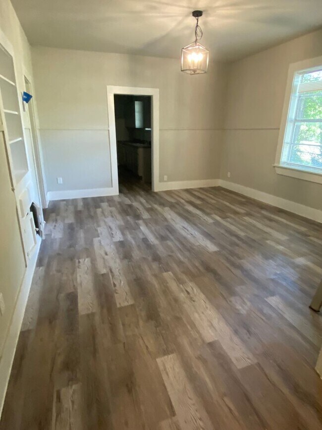 Building Photo - 3 BEDROOM 1 BATH HOUSE