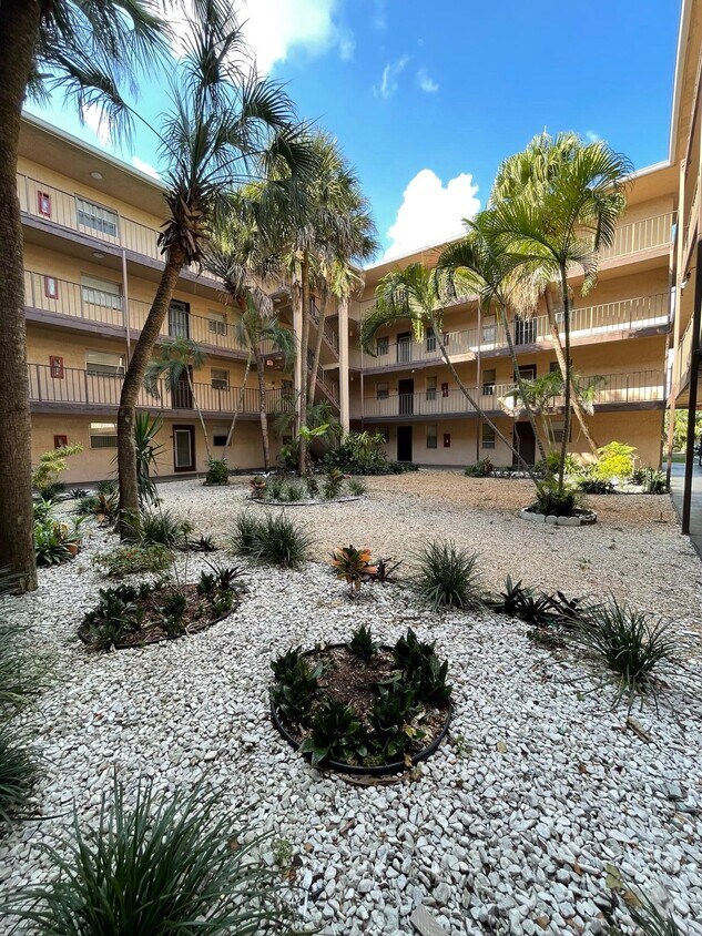 2850 Somerset Dr Unit 212l, Lauderdale Lakes, FL 33311 Condo for Rent