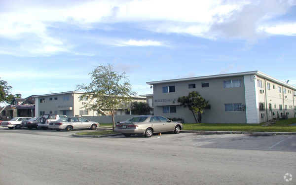 Foto del edificio - 1951 NE 167th St