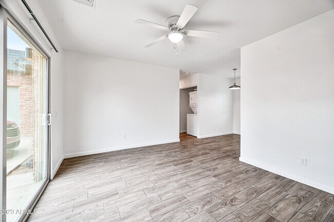 Foto del edificio - 7956 W Glendale Ave