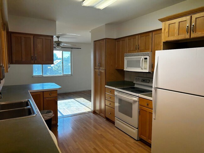 Foto del edificio - Newly Painted 2-Bedroom Apartment in SLC!