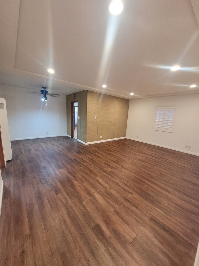 Building Photo - 933 Island Ave