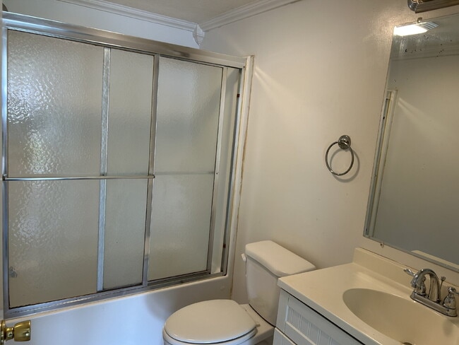 Building Photo - "Charming 3-Bedroom Home with 2 Full Baths...