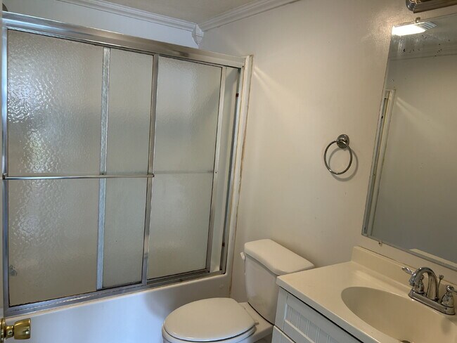 Foto del edificio - "Charming 3-Bedroom Home with 2 Full Baths...