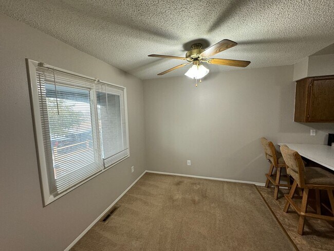 Building Photo - 3 bed, 2 office, 2 bath Townhouse