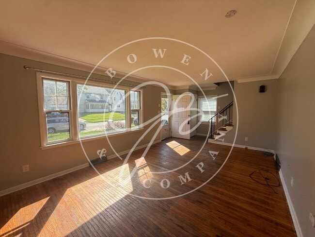 Building Photo - "Charming 3 bedroom home with hardwood floors close to University of Toledo.